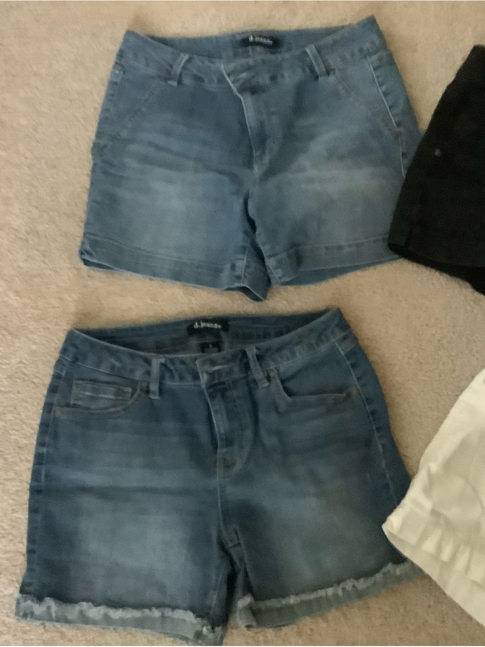 d. jeans Black and White Women's Jean Shorts 4 pairs - Picture 3 of 4